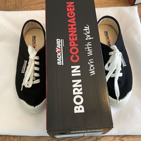 BACKYARD FOOTWEAR BLACK AND WHITE SNEAKERS.  NEW IN BOX - Picture 2 of 8